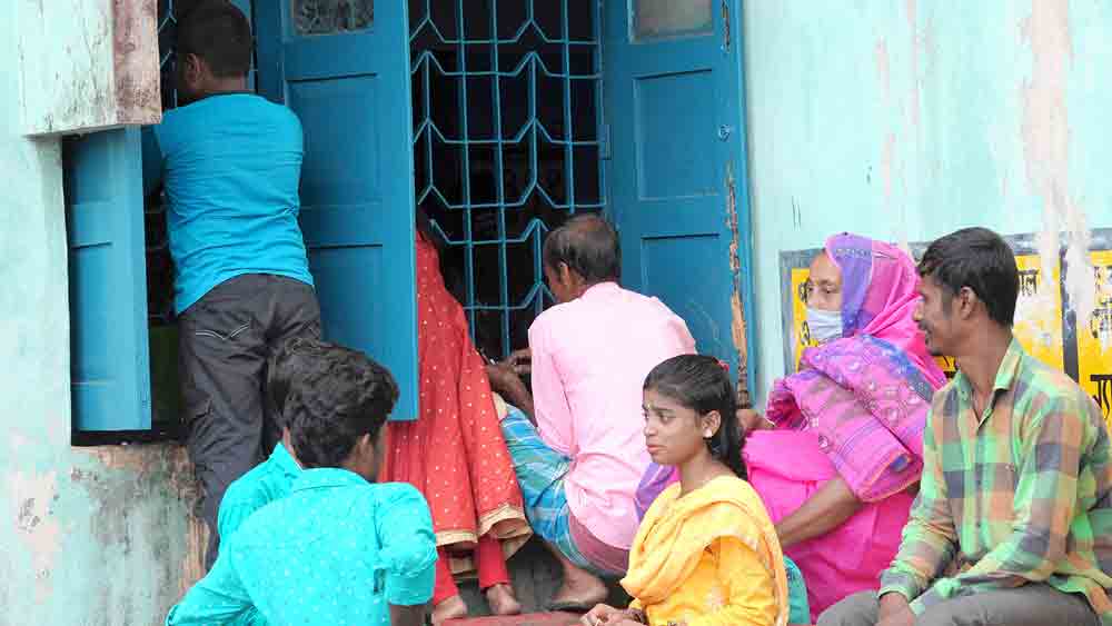 সিউড়ির হাসপাতালে শিশু বিভাগের জানলায় রোগীর আত্মীয়দের ভিড়। নিজস্ব চিত্র