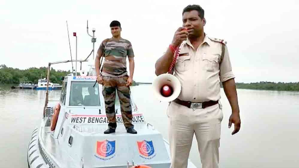 সতর্কতা: মৈপিঠ কোস্টাল থানা এলাকায় প্রচার পুলিশের।