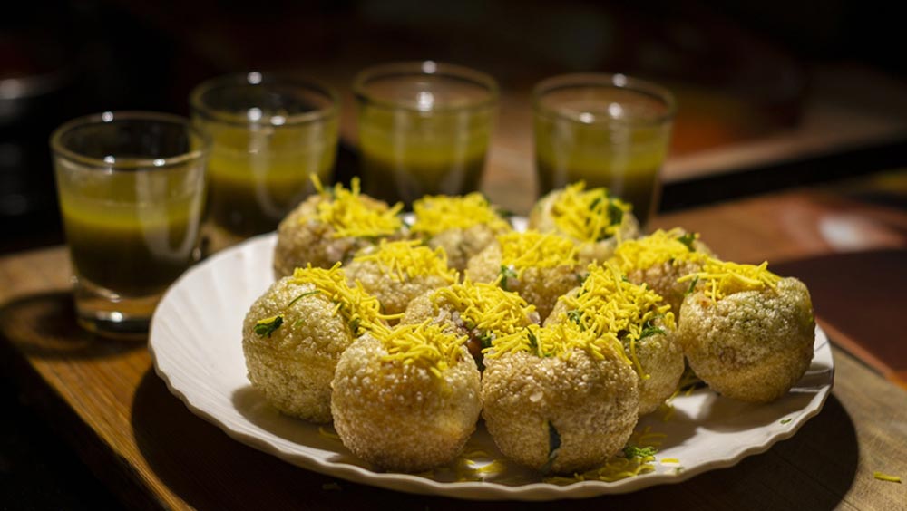 কন্যা সন্তানের জন্ম দিলে যেখানে আজও অনেক পরিবারে গঞ্জনা শুনতে হয় মাকে, অনেক ক্ষেত্রে স্বামীরাও নিজের কন্যা সন্তানকে মেনে নিতে না পেরে স্ত্রীকে দোষারোপ করে থাকেন, শিশুকন্যা হত্যাও যেখানে প্রায়ই ঘটে, সেই দেশে দাঁড়িয়েই নজির গড়ছেন এই ফুচকা বিক্রেতা।