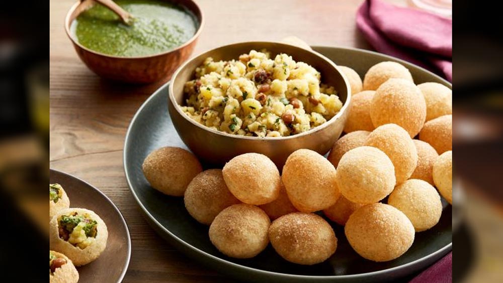 কন্যা সন্তানের জন্মের খুশিতে ভোপালবাসীকে বিনামূল্যে ফুচকা খাইয়েছেন তিনি! ফুচকা খাওয়াতে ৫০ হাজারেরও বেশি টাকা খরচ করে ফেলেছেন মেয়ে হওয়ার আনন্দে।