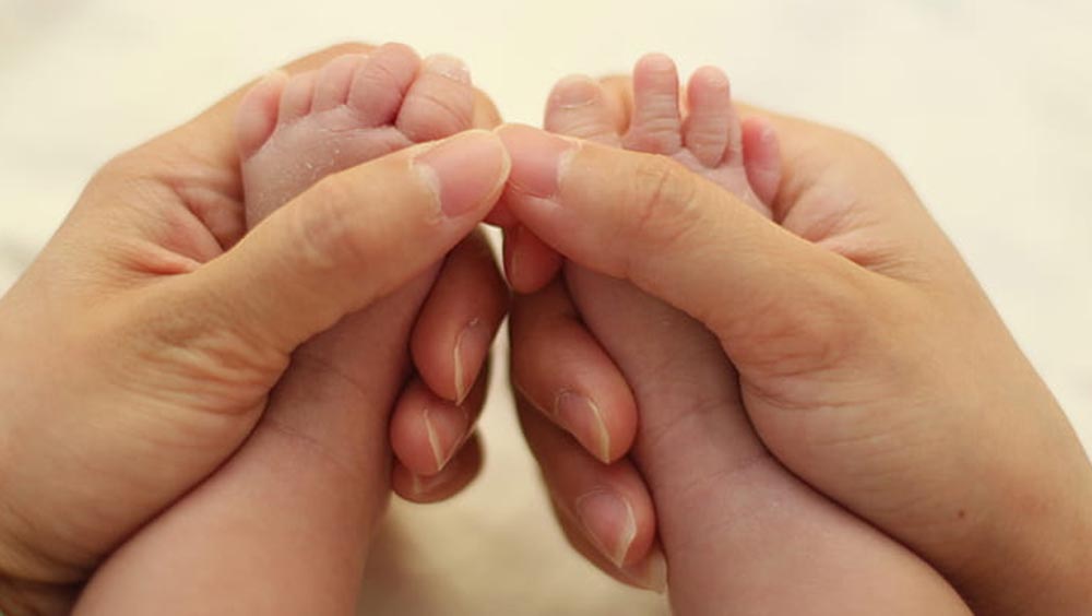 বাঁধভাঙা খুশিতে প্রথম সন্তানের জন্মদিনের দিনই কন্যা সন্তানের জন্মের আনন্দ সকলের সঙ্গে ভাগ করে নেওয়ার পরিকল্পনা করেন তিনি। তার জন্য আগে থেকেই তাঁর দোকানে আসা সমস্ত ক্রেতাকে বিনামূল্যে ফুচকা খাওয়ানোর দিনক্ষণ জানাতে শুরু করেছিলেন।