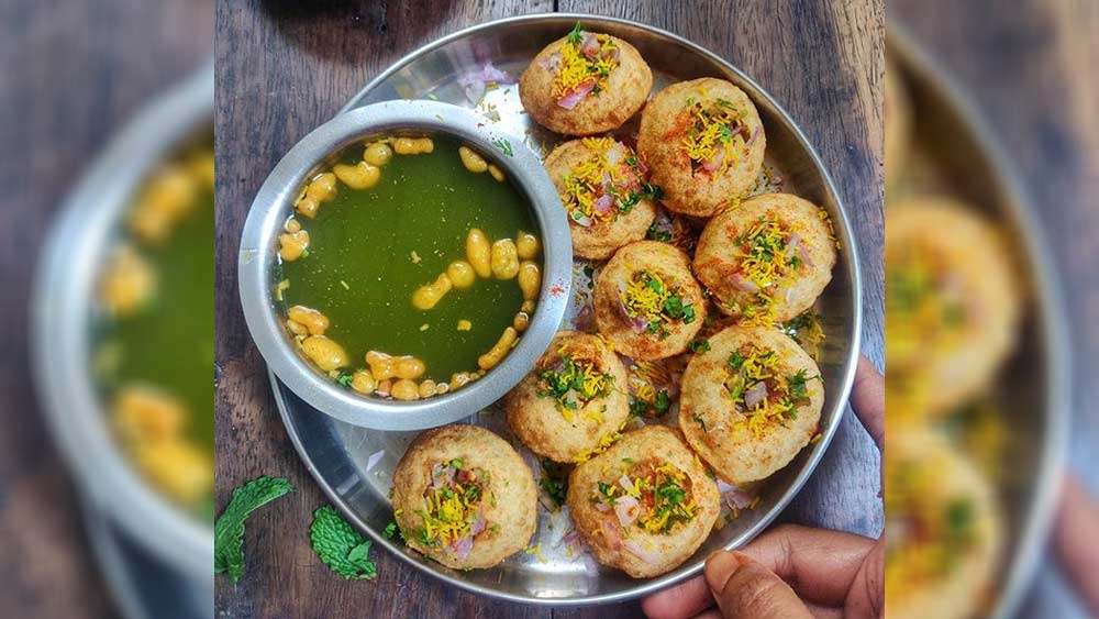 ওই বিশেষ দিন বিনামূল্যে ফুচকা খাওয়ানোর কথা ঘোষণা করে একটি বোর্ডও ঝুলিয়ে দিয়েছিলেন তিনি। কথা মতো সম্প্রতি বিনামূল্যে ফুচকা খাইয়ে কন্যা সন্তানের জন্ম উদ্‌যাপন করলেন।