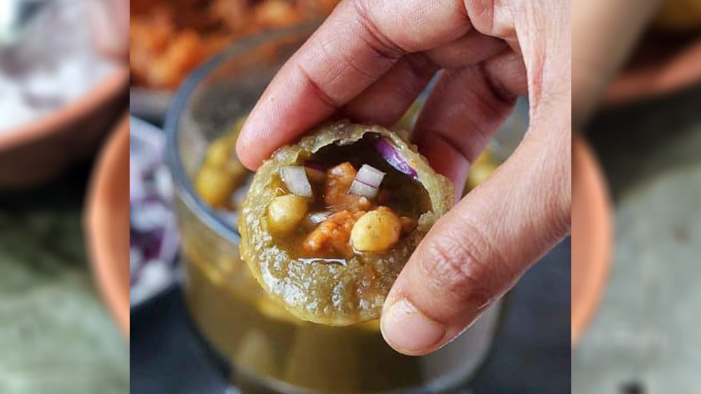 বিনামূল্যে ফুচকা খাওয়ার খবর ঝড়ের গতিতে সারা ভোপালে ছড়িয়ে পড়ে। ওই দিন বেলা বাড়ার সঙ্গে সঙ্গে তাঁর দোকানের সামনে ফুচকাপ্রেমীদের লাইন পড়ে গিয়েছিল।