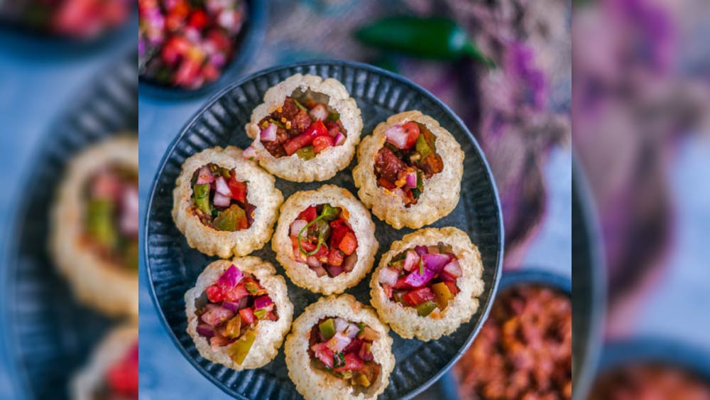 রাস্তার পাশে যেখানে ফুচকার ঠেলাগাড়ি নিয়ে দাঁড়িয়ে থাকেন তিনি, তার পাশেই বসে খাওয়ার ব্যবস্থা করেছিলেন অঞ্চল।