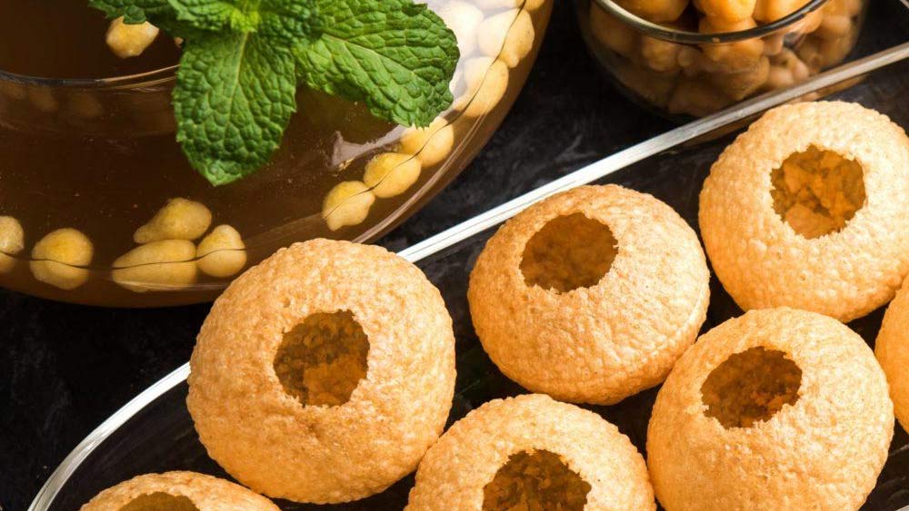 কয়েকটি টেবিল পেতে দিয়েছিলেন। প্রতি টেবিলে এক ঝুড়ি করে ফুচকা এবং তেঁতুল জল ও অন্যান্য সামগ্রী রেখে দিয়েছিলেন। সকলকে পরিবেশন করা তাঁর একার পক্ষে সম্ভব ছিল না। তাই যাতে প্রয়োজন মতো ফুচকা টেবিল থেকেই নিয়ে খেয়ে নিতে পারেন অতিথিরা, সে দিকে বিশেষ নজর ছিল তাঁর।