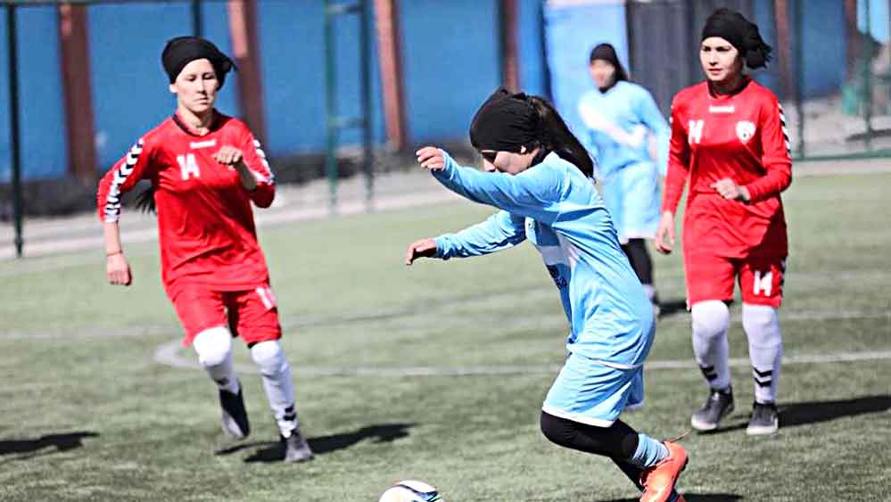 আফগান তরুণীদের ফুটবল খেলা। 