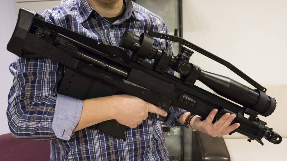 ওজন সাকুল্যে সাড়ে ১১ কেজি। এই ওজনের বাজার কিংবা মুদির দোকানের থলি রোজ সকালে বয়ে নিয়ে বাড়ি ঢোকে আম বাঙালি। এ বার ভাবুন, একজন যোদ্ধার হাতে এমন একটি অস্ত্র কতটা সহজে বহনযোগ্য আর একই সঙ্গে ধ্বংসাত্মক হতে পারে!