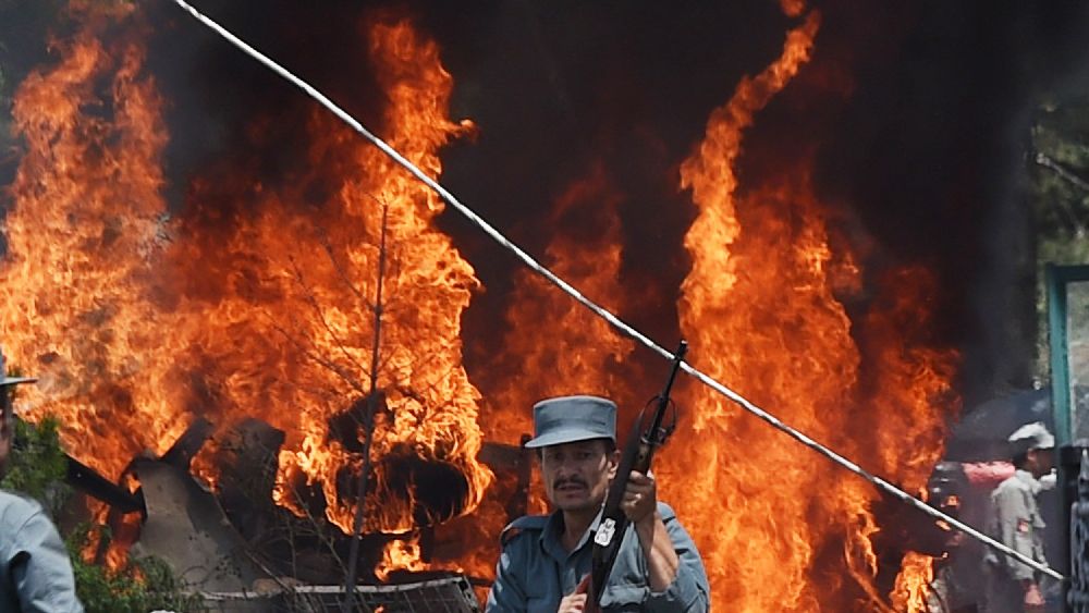 কাবুল বিমানবন্দর চত্বরের ওই হামলায় ১৩ জন আমেরিকান নৌসেনার মৃত্যু হয়েছিল। সংবাদপত্রটি লিখেছিল, এদেরই মৃত্যুরই প্রতিশোধ নিতে চায় ব্রিটেনের বাহিনী।