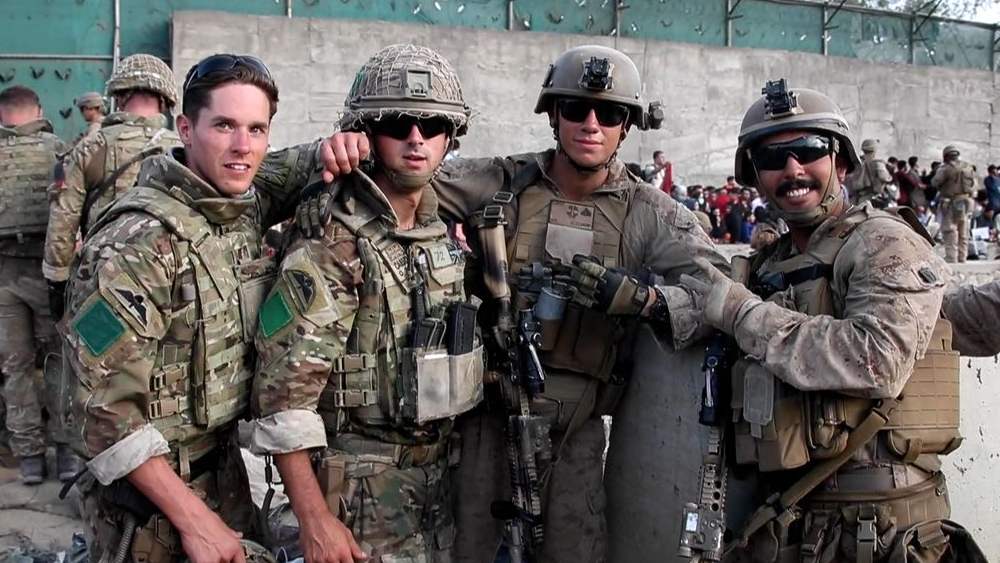 আমেরিকার নৌবাহিনীর ওই অফিসারদের সঙ্গে ব্রিটেনের অভিজাত ওই সেনাবাহিনীর বহুদিনের বন্ধুত্ব। বহু প্রতিকূল পরিস্থিতিতে তাদের সাহায্য করেছিল আমেরিকার এই বাহিনী। খাবার জুগিয়েছিল। অসুস্থ হয়ে পড়া সেনাদের সেবা সুশ্রূষাও করেছিল। তারই প্রতিদান দিতে চায় ব্রিটেন।