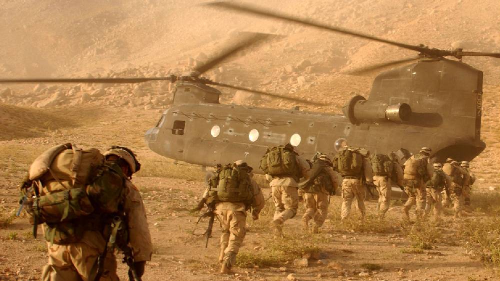 একই সঙ্গে গোয়েন্দারা জানিয়েছেন, এই নতুন কেনা জেপার্ড রাইফেলের একটি বড় অংশ সিরিয়া, ইরাকেও মোতায়েন করা হয়েছে। তাই শক্তিশালী আর দামি রাইফেলগুলি হঠাৎ কেন কেনা হল, সেগুলি দিয়ে ব্রিটেনের সেনা কী করতে চায় তা নিয়ে ধন্দে বিশেষজ্ঞরা।