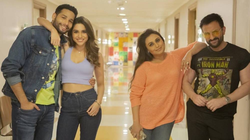   ‘বান্টি অউর বাবলি ২’-তে রানির সঙ্গে থাকছেন সইফ আলি খান, সিদ্ধান্ত চতুর্বেদী, শর্বরী ওয়াঘ। চলতি বছর ১৯ নভেম্বর মুক্তি পাবে এই ছবি। পরিচালক বরুণ ভি শর্মা নির্দেশিত এই ছবি আগের পর্বের মতোই কৌতুকে পরিপূর্ণ বলে জানিয়েছে যশরাজ ফিল্মস।