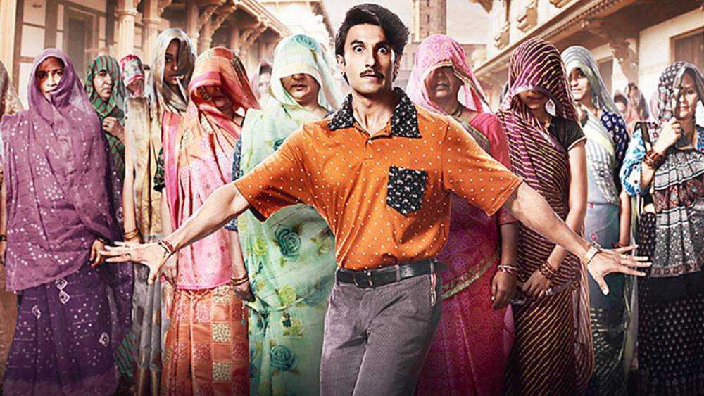 ২০২২-এর ২৫ জানুয়ারি মুক্তি পাবে ‘জয়েশভাই জোরদার’। যশ রাজ ফিল্মসের ছাতার তলায় নতুন পরিচালক দিব্যাঙ্গ ঠক্করের নির্দেশনায় আসতে চলেছে এই ছবি। ছবির নায়ক রণবীর সিংহ। যশরাজ ফিল্মসের সঙ্গে রণবীরের গাঁটছড়া অনেক দিনের। ‘ব্যান্ড বাজা বারাত’, ‘লেডিজ ভার্সেস রিকি বহেল’, ‘গুন্ডে’, ‘বেফিকরে’ ইত্যাদির পর ফের যেন ঘরে ফিরছেন নায়ক।