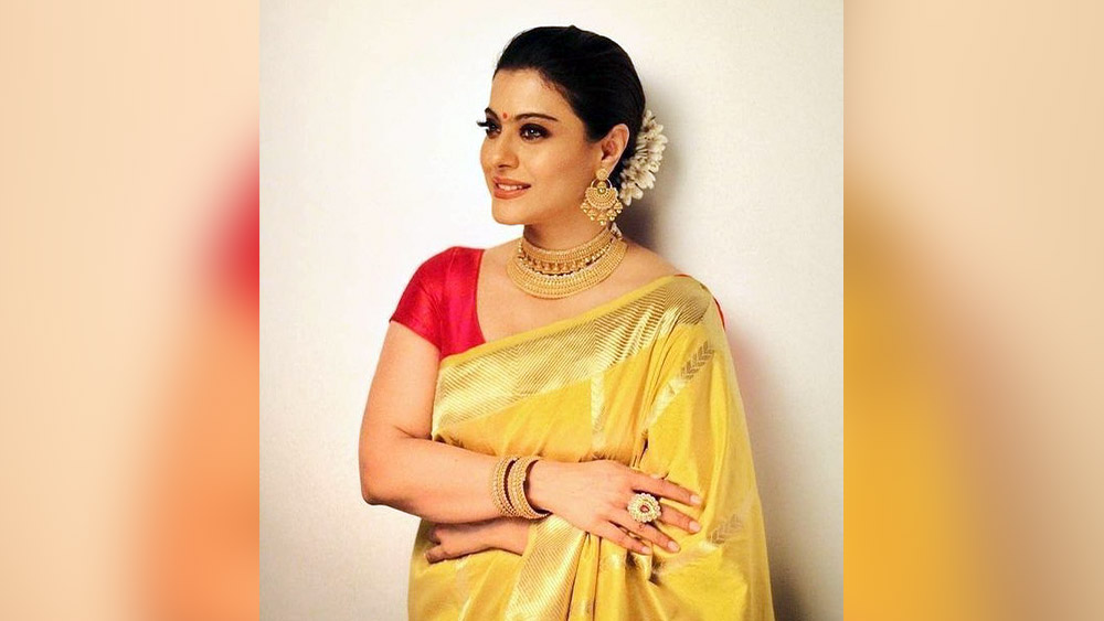 বাকি বছর যেমনই সাজুন, উৎসবের দিনে শাড়িতে দেখা যায় কাজলকেও। বাঙালি বাড়ির মেয়ে বলে কথা! গণেশ চতুর্থীতে এমন লাল-হলুদের স্পর্শে উজ্জ্বল হয়ে উঠেছিলেন অভিনেত্রী। অষ্টমীর সন্ধ্যার সাজও এমন করা যায়। এক রঙা সিল্কের সঙ্গে মানানসই একটি সিল্কের ব্লাউজ। ফুটে উঠবে ব্যক্তিত্ব। জমকালো গয়নায় সাজ হবে সম্পূর্ণ।