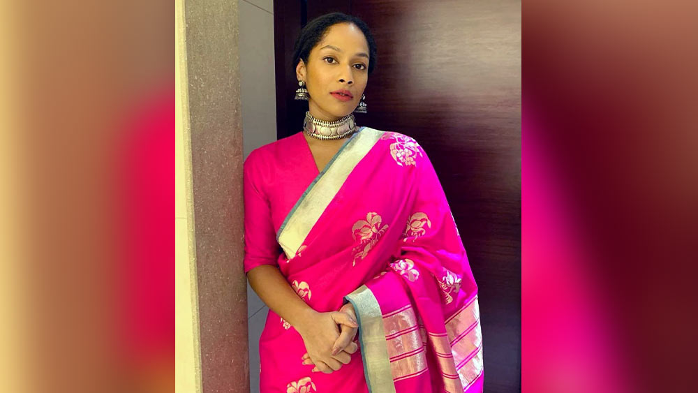 আরও উজ্জ্বল সাজ পছন্দ? তবে এক বার দেখতেই হবে পোশাক-শিল্পী মাসাবা গুপ্তার সাজ। ভারী সিল্ক। তার উপর গাঢ় রং। সঙ্গে চওড়া পাড়। তবু যেন ছিমছাম তিনি। গলার রুপোর চোকার থেকে কানের ভারী দুল, কোনও কিছুতেই চাপা পড়ছে না তাঁর ব্যক্তিত্ব। বরং আরও দ়ৃঢ় করে তুলছে উপস্থিতি। এমন সাজও দিব্যি মানানসই পুজোর সান্ধ্য আড্ডায়।