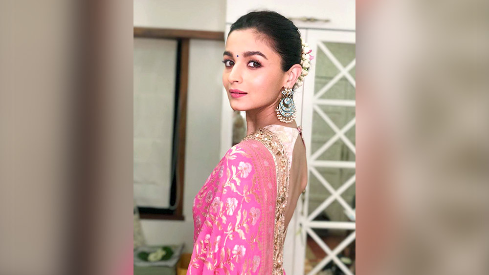 বলি-মেজাজের সাজ হবে আর তাতে আলিয়ার কোনও পরামর্শ নেওয়া হবে না, এমনও কী হতে পারে! অতি পরিচিত মেজাজের জর্জেটও যে অন্য রকম দেখাতে পারে ব্লাউজের গুণে, আবারও মনে করাবে আলিয়ার সাজ। ভারী কাজ করা শাড়ির সঙ্গে খোলামেলা ব্লাউজ এ বার পুজোর সাজে আনুক অধরা জেল্লা।