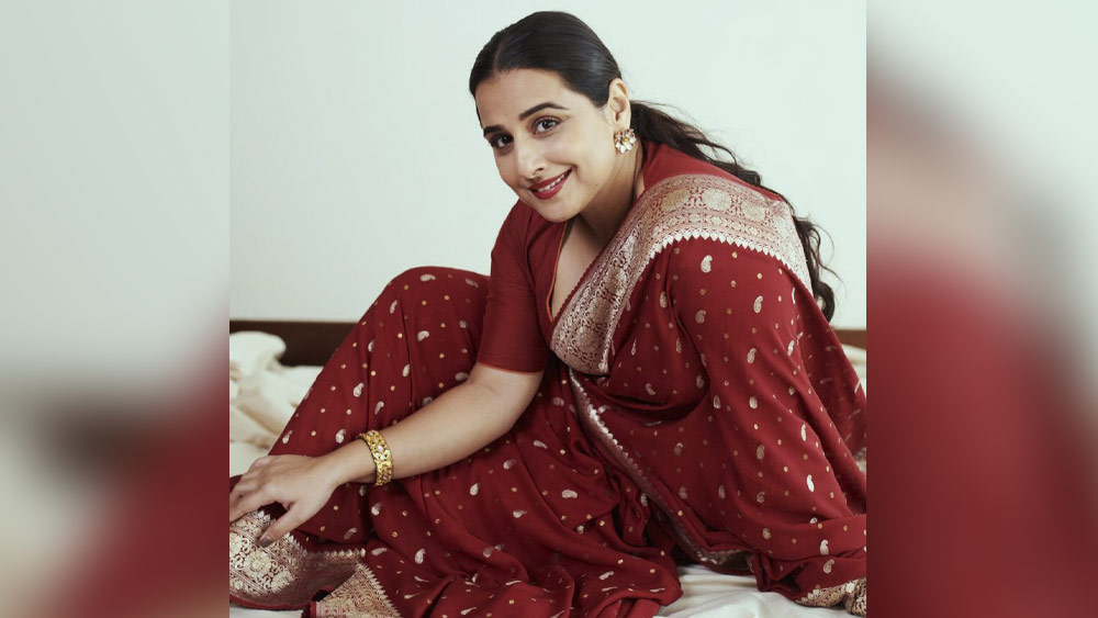 বলি-পাড়ায় শাড়ির সমনাম বিদ্যা বালন। তারকাদের শাড়ির কথা উঠলেই প্রথমে যেন তাঁর মুখটিই মনে পড়ে। উৎসবের মরসুম আসতেই বেনারসি কাজের লাল সিল্কে নিজেকে সাজিয়ে তুলেছেন বিদ্যা। লালের মাধুর্য যে বছরের এই সময়টিতে বেড়ে যায়, ইনস্টাগ্রামে সে সাজের ছবি দিয়ে মনে করালেন অভিনেত্রী।