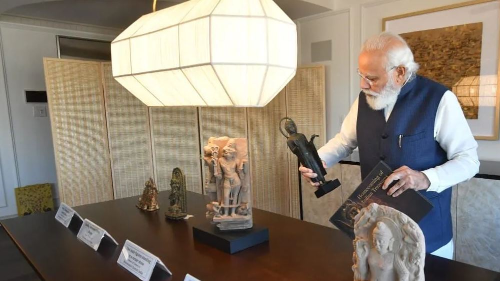 হারানো প্রাপ্তি হল ভারতের। দেশ থেকে চুরি যাওয়া প্রাচীন শিল্পকর্ম ভারতকে ফিরিয়ে দিল আমেরিকা। প্রাচীন ভারতের বিভিন্ন সময়ে তৈরি মূর্তি, মাটি বা পাথরের পাত্র, এমনকি প্রাচীন লিপি বহু বছর ধরেই চোরাপথে পাচার হয়ে আমেরিকায় এসে পৌঁছেছিল। তেমন ১৫৭টি অমূল্য শিল্পকর্ম আমেরিকার সরকারের তরফে প্রধানমন্ত্রী নরেন্দ্র মোদীর হাতে তুলে দেওয়া হল।