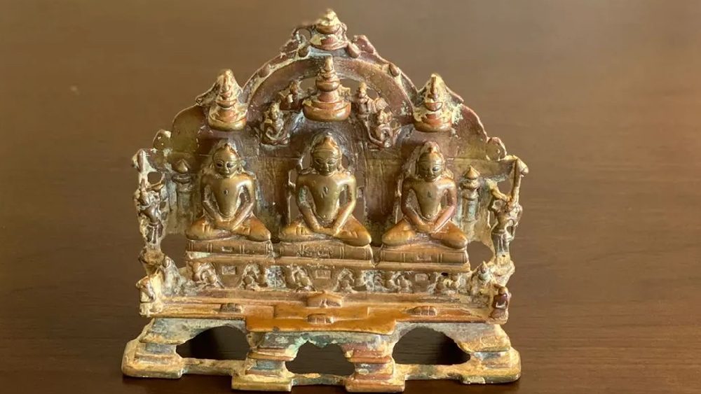 বৌদ্ধ এবং জৈন প্রত্নতাত্ত্বিক শিল্পকর্মগুলির মধ্যে উল্লেখ করা যেতে পারে বুদ্ধমূর্তি, বোধিসত্ত্ব, মঞ্জুশ্রী ও তারার ভাস্কর্য। এর মধ্যে সপ্তম শতাব্দীতে বালি পাথরে তৈরি একটি বুদ্ধমূর্তি আছে। এখানে অবশ্য বুদ্ধ উপবিষ্ট ভঙ্গিমায়। তবে ধ্যানমগ্ন নন। এক হাত হাঁটুতে রেখে অন্য হাতে অভয় দান করছেন।  এ ছাড়া জৈন ধর্মের ২৪ জন জৈন তীর্থঙ্করের মূর্তি, পদ্মাসনে বসা তীর্থঙ্কর এবং পঞ্চাদশ শতাব্দীতে ব্রোঞ্জের তৈরি তিন তীর্থঙ্করের পাশাপাশি বসে থাকার একটি ভাস্কর্যও রয়েছে।