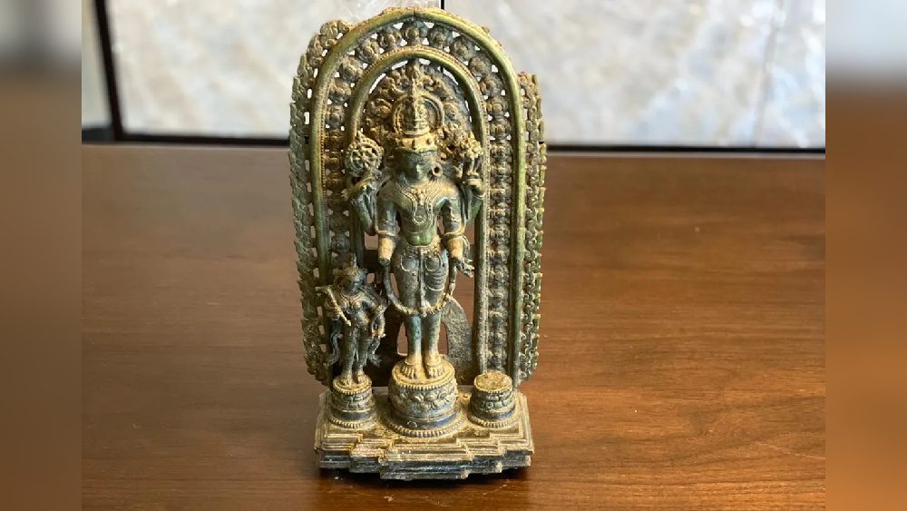 ব্রোঞ্জের আরও অনেক প্রাচীন মূর্তিই ভারতে ফিরতে চলেছে। যার মধ্যে বেশ কিছু হিন্দু দেবদেবী যেমন লক্ষ্মী-নারায়ণ, একক ভাবে বিষ্ণু, হরপার্বতীর মূর্তি রয়েছে। আবার কিছুটা বিরল ধাঁচের কঙ্কালমূর্তি, নন্দী মূর্তিও রয়েছে।