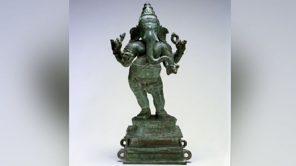 একই সময়কালের কিছু অন্য রকম হিন্দু দেবদেবীর মূর্তিও ভারত থেকে পাচার হয়ে আমেরিকায় গিয়েছিল। যেমন সূর্যের রথ, পারিষদ বেষ্টিত বিষ্ণু, শিবের দক্ষিণমূর্তি (গুরুরূপে শিব), নৃত্যরত গণেশ। এ সবই ভারতকে ফিরিয়ে দিয়েছে আমেরিকার সরকার।