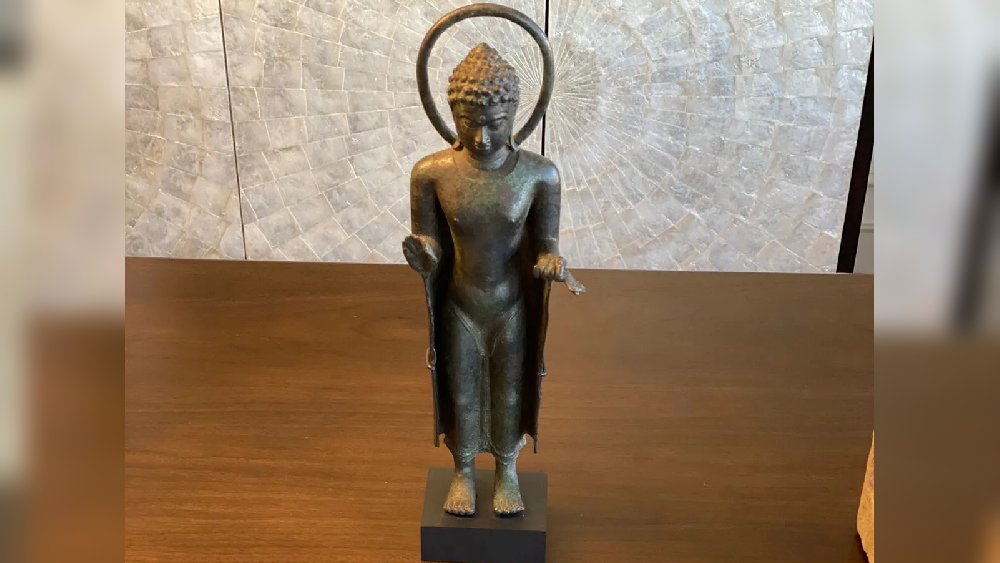 হাঁটুমুড়ে পদ্মাসনে বসা গৌতম বুদ্ধের ধ্যানমগ্ন মূর্তিটি পরিচিত। তবে ১৪ শতাব্দীতে ব্রোঞ্জের তৈরি যে বুদ্ধমূর্তিটি ভারত ফিরে পেয়েছে সেখানে বুদ্ধ দাঁড়িয়ে আছেন।