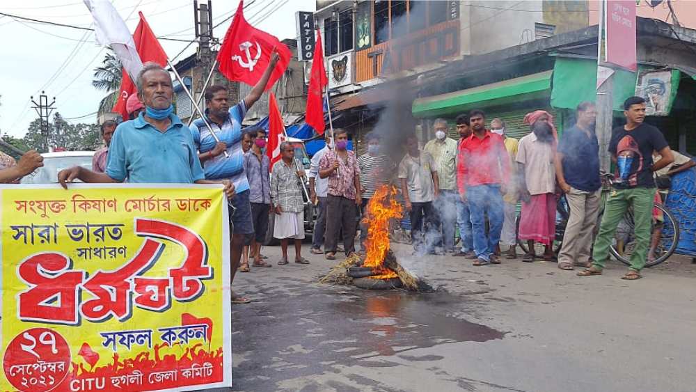 রাস্তায় টায়ার জ্বালিয়ে প্রতিবাদ