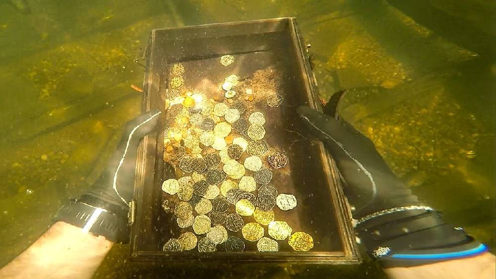 অপেশাদার দুই ডুবুরি সমুদ্রগর্ভে ঘুরে বেড়াচ্ছিলেন। হঠাৎ ‘গুপ্তধন’-এর সন্ধান পেয়ে গেলেন। এমনিতে গুপ্তধন বলতে আমরা যা ভাবি বা বুঝি, তেমন রত্নখচিত বাক্স থেকে উপচে পড়া সোনাদানা না হলেও খান পঞ্চাশেক ঝকঝকে স্বর্ণমুদ্রাই উদ্ধার করেছেন ওই ডুবুরিরা। তবে সেগুলির ঐতিহাসিক কদর তাদের বস্তুমূল্যের চেয়ে অনেক বেশি।