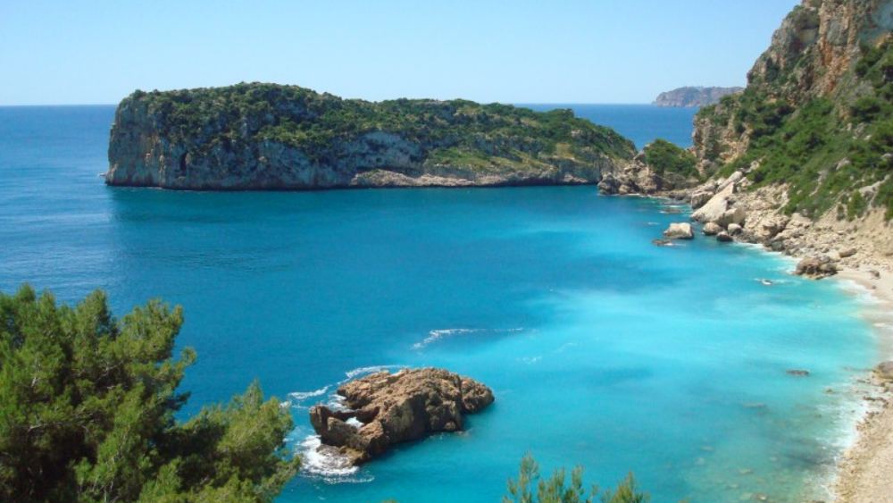 স্পেনের পূর্ব উপকূলে ইবিজা থেকে সামান্য দূরে ভূমধ্যসাগরের লাগোয়া প্রাচীন শহর জাবিয়া। এক সময় রোমের উপনিবেশ ছিল এই শহরে। জাবিয়াতেই দুই ডুবুরি ‘গুপ্তধন’ খুঁজে পেয়েছেন।