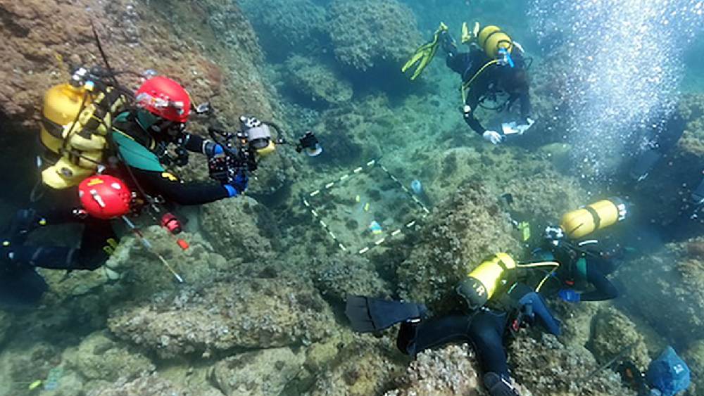 মুদ্রাগুলির সঙ্গে বেশ কয়েকটি তামার পেরেকও উদ্ধার করেছিলেন ডুবুরিরা। তবে গবেষকদের ধারণা, সেটি হয়তো কোনও সিন্দুকের। যাতে স্বর্ণমুদ্রাগুলি ভরে কেউ সমুদ্রে ফেলে দিয়েছিলেন পরে এসে উদ্ধার করবেন বলে। কিন্তু শেষ পর্যন্ত ফিরতে পারেননি।
