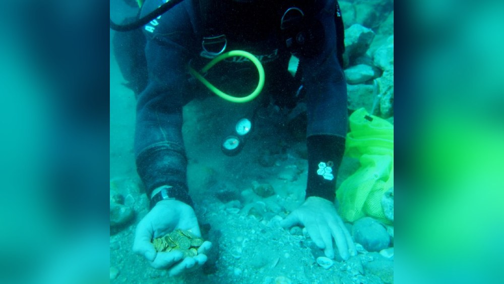 স্বর্ণমুদ্রাগুলি অতি প্রাচীন। কম করে দেড় হাজার বছরের পুরনো। রোমের বিভিন্ন সম্রাটের আমলে তৈরি করা হয়েছিল সেগুলি। ইতিহাসবিদেরা জানাচ্ছেন, এ যাবৎ যত রোমান মুদ্রা উদ্ধার হয়েছে, তার মধ্যে এই সংগ্রহটিই অন্যতম বড়।