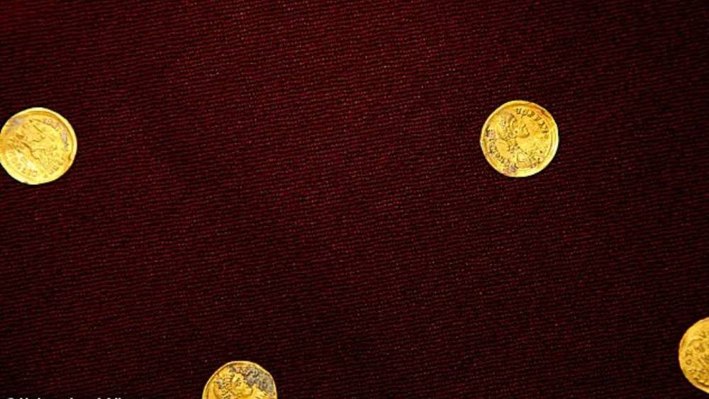 মোট ৫৩টি মুদ্রা পাওয়া গিয়েছে। তবে এর মধ্যে ৫২টির সময়কাল জানতে পেরেছেন অ্যালিসান্টের গবেষকরা। একটি মুদ্রায় খোদাই করা সম্রাটের মুখ বা লিপি কেউ ঘষে তুলে দিয়েছে বলে জানানো হয়েছে অ্যালিসান্টের তরফে।