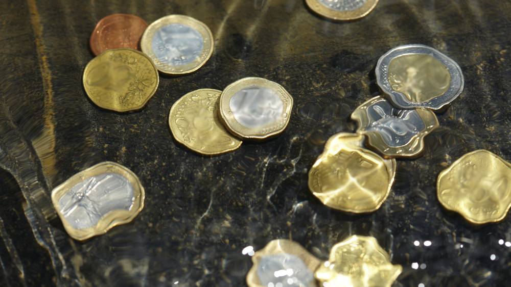 যদিও কারা এ ভাবে ওই মুদ্রা জলে ফেলে থাকতে পারে, তা স্পষ্ট নয় গবেষকদের কাছে। তাঁদের মতে, ৪০৯ খ্রীষ্টাব্দের পর থেকে রোমান সম্রাজ্যে অনুপ্রবেশ করতে শুরু করে বেশ কিছু বিদেশি শক্তি। তাদের অত্যাচারের কথা বিভিন্ন গবেষণায় প্রকাশ্যে এসেছে। মলিনার ধারণায় আগ্রাসকদের হাত থেকে সম্পদ রক্ষা করতেই তা জলে ফেলে দেন এলাকার কোনও ধনী ব্যক্তি।