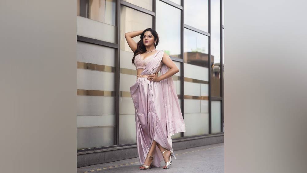 জুলাই মাস থেকে টানা কাজ করে চলেছেন। দম ফেলার ফুরসৎ নেই তাঁর। “পুজো এসেই গেল! এ দিকে একটা জামাকাপড়ও কিনে উঠতে পারলাম না। শুধু শ্যুট করে চলেছি,” কাজের ফাঁকেই হাসতে হাসতে আনন্দবাজার অনলাইনকে জানালেন সায়ন্তনী গুহঠাকুরতা।