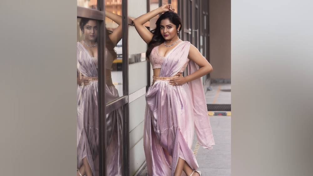 পুজোর আগে রাজর্ষি দে-র ‘মায়া’-র কাজ শেষ করেছেন সায়ন্তনী। এই ছবিতে একটি ধূসর চরিত্রে দেখা যাবে তাঁকে। ছবির জন্য বেশ কিছুটা ওজন বাড়িয়ে নিতে হয়েছিল তাঁকে। কাজ শেষ হতেই আবার জিমে গিয়ে এক মাসের মধ্যে ফিরে এসেছেন আগের চেহারায়।