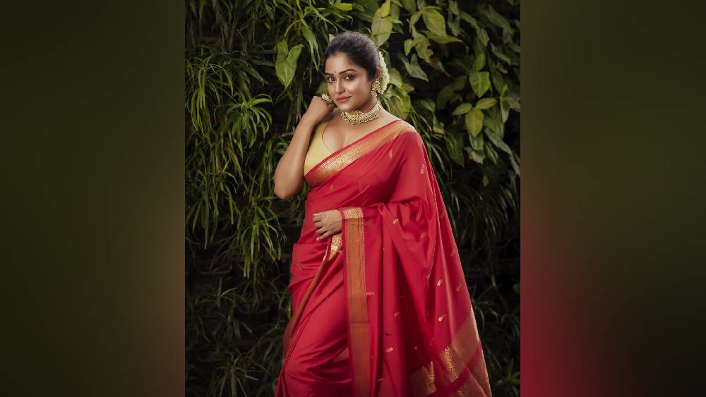 সায়ন্তনীর কথায়, “দ্বিতীয় পর্বের লকডাউনের সময় আমার ওজন অনেকটাই বেড়ে যায়। রাজর্ষিদার ছবির জন্যও সেটা দরকার ছিল। পরের কাজগুলোর জন্য অনেক কষ্টে আবার ওজন কমিয়েছি!”