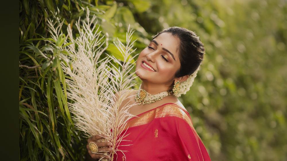 গত বছর আনন্দবাজার অনলাইনকে নিজের সম্পর্কের কথা জানিয়েছিলেন সায়ন্তনী। এ বার পুজোটাও কি তবে তাঁর সঙ্গেই কাটবে? খানিক থেমে সায়ন্তনীর উত্তর, “সেই সম্পর্কটা আর নেই। কিছু মতপার্থক্যের জন্য আমাকে বেরিয়ে আসতে হয়।” এর পর কিছুটা সামলে হেসে উঠলেন তিনি। তাঁর কথায়, “মনের মানুষ চাই না! ওই যে বললাম, পুজোয় ফুচকা, এগরোলই আমার সঙ্গী।”
