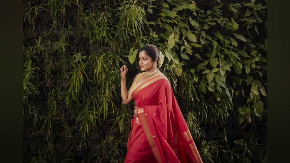 সায়ন্তনীর নিজের বাড়িতেও পুজো হয়। কিছুটা সময় পরিবারের সঙ্গে সেখানেও কাটান তিনি। আর বাকিটা তোলা থাকে বন্ধুদের জন্য। সায়ন্তনীর কথায়, “আমার বন্ধুরাই আমার মনের মানুষ।”