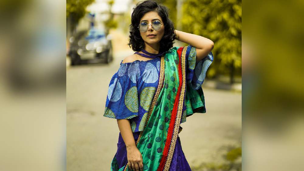 অভিনেত্রী অপরাজিতা ঘোষ গত বছর পুজোয় তেমন সাজতে পারেননি। কোথাও বেরোতেই পারেননি সে ভাবে। কোভিড এখনও যায়নি। তাই কোভিডবিধি মেনেই চলতে হবে পুজোয়। মাস্ক-স্যানিটাইজার নিয়ে একটু হাঁপিয়েই যায় মানুষ। তাই সাজ আরামদায়ক হওয়া খুব জরুরি। কৃত্রিম কাপড় শাড়ি পছন্দ নয় অপরাজিতার। তাই এমন শাড়ি বেছে নিয়েছেন এ বারের পুজোর জন্য যা পরে গরমে কষ্ট না হয়।