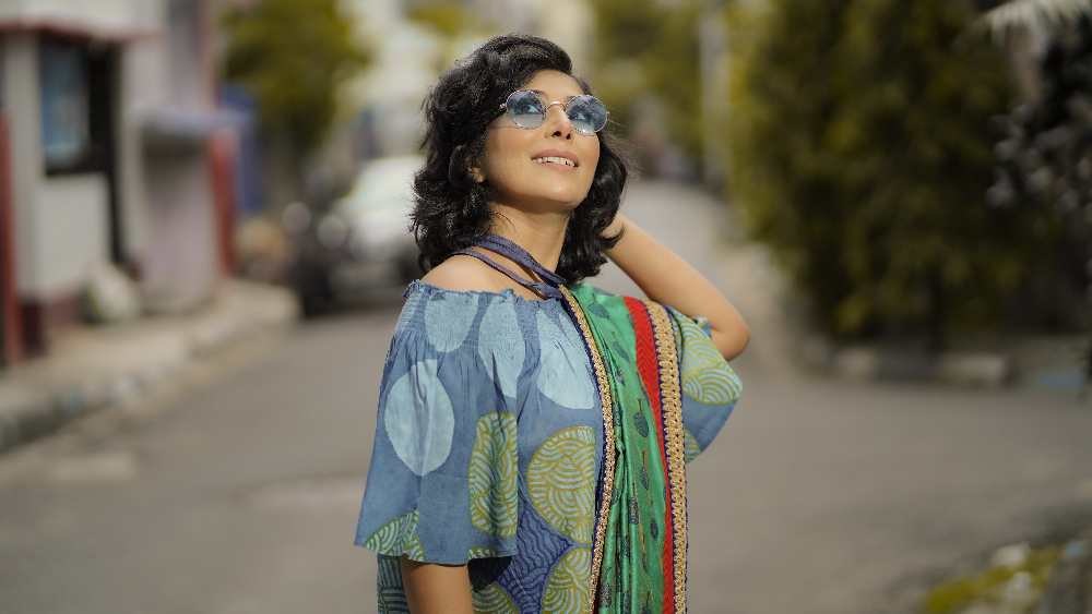 সবুজ শাড়ির সঙ্গে বক্সি কাটের ক্রপ টপকে ব্লাউজের মতো ব্যবহার করেছেন অপরাজিতা। সপ্তমীর আড্ডার জন্য তাঁর সাজ তৈরি।