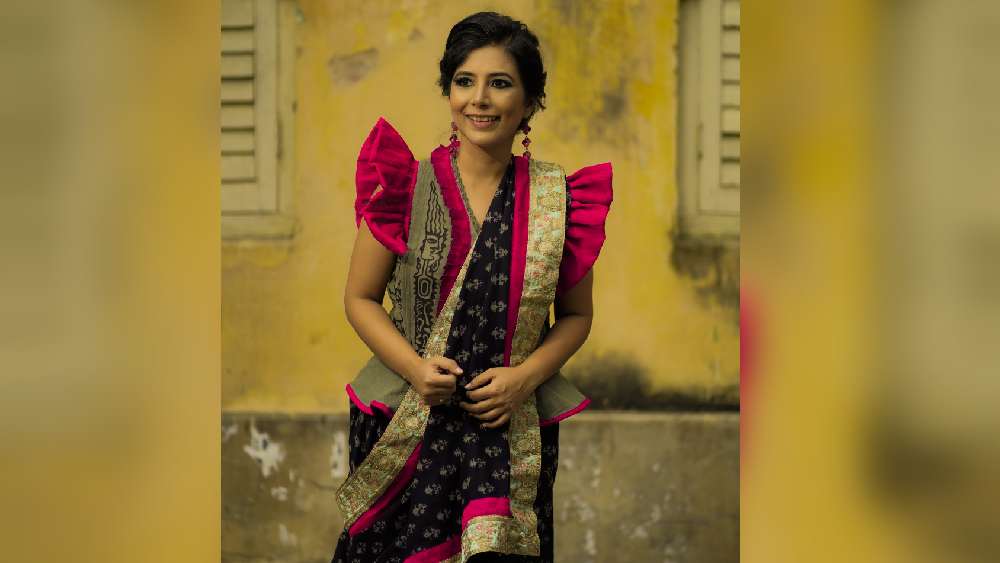 অষ্টমীতে ব্যস্ততার অন্ত থাকে না অভিনেত্রীদের। আবার এই দিনের সাজে একটু জাঁকজমক না থাকলেও চলে না। তাই সনাতনী কালো শাড়ি তিনি পরেছেন অন্য কায়দায়। সঙ্গে রাফল্ড স্লিভ জ্যাকেট হয়েছে ব্লাউজ। পাড়ের সোনালি কারুকাজের ফাঁক দিয়ে উঁকি মারছে ফুশিয়া রং। তাই অষ্টমীর সাজের জাঁকজমকে ফাঁকি পড়েনি।