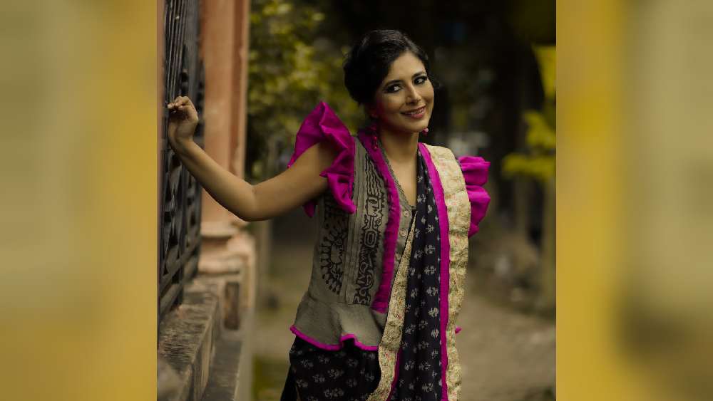 খুব ভারী গয়নাও এক্কেবারে অপছন্দ অপরাজিতার। একদম হালকা ছিমছাম গয়না বেছে নিয়েছেন প্রত্যেক সাজের সঙ্গে। কারণ গরমে শাড়ির সঙ্গে ভারী গয়না পরলে বেশি ক্ষণ সামলানো যায় না— এমনই মত অপরাজিতার।