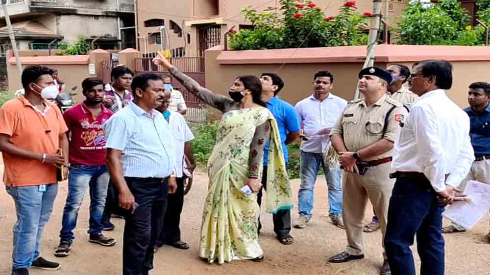 বিষ্ণুপুর পুরসভার চেয়ারপার্সন অর্চিতা বিদের নেতৃত্বে পুর আধিকারিক ও ইঞ্জিনিয়াররা নির্মাণস্থলে হানা দেন।