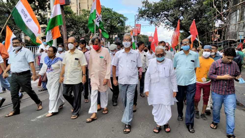 ধর্মঘটের দিনে কলকাতায় মিছিলে বাম নেতৃত্ব। নিজস্ব চিত্র।