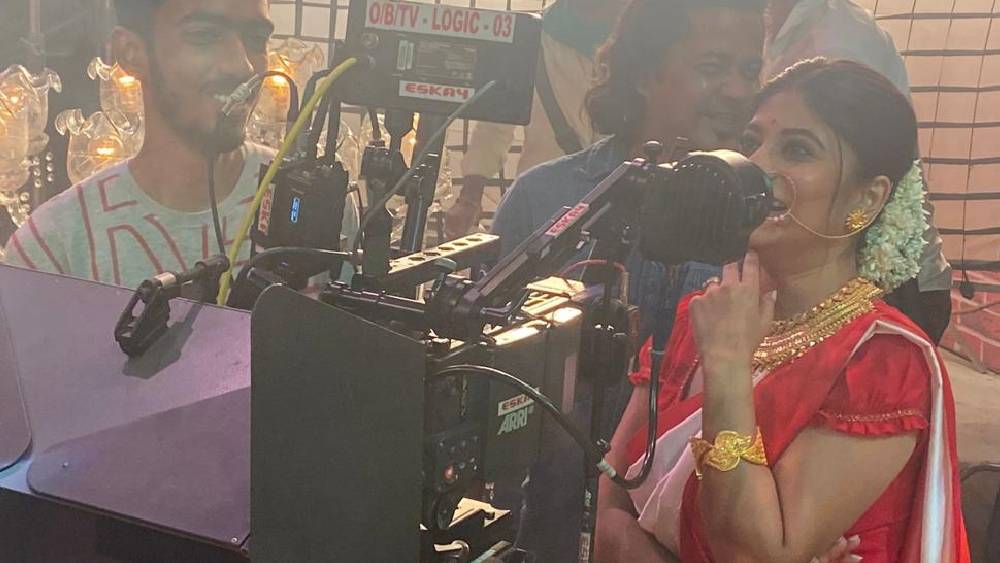 কাজের ফাঁকে সন্দীপ্তা।