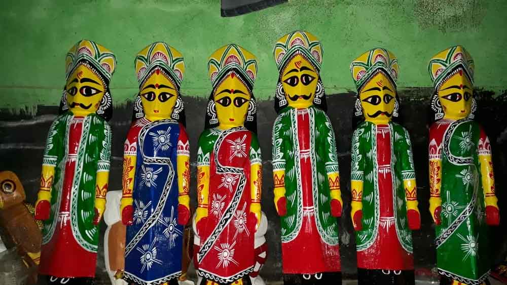 প্রায় ২ হাজার কাঠের পুতুল দিয়ে সাজানো হচ্ছে মণ্ডপ। নিজস্ব চিত্র।