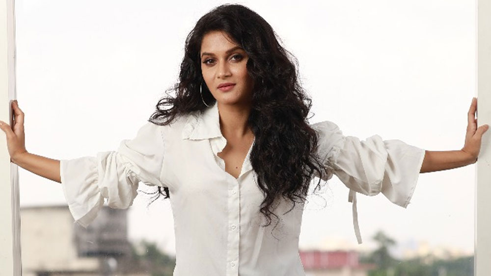 কলকাতার পুজো মণ্ডপের সাজসজ্জায় মুগ্ধ মিথিলা।