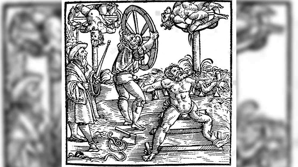 কী ভাবে শাস্তি দেওয়া হত? বিশেষজ্ঞরা জানিয়েছেন, প্রথমে অপরাধীদের হাত-পা বেঁধে দেওয়া হত। তারপর একটি ভারী চাকা (মূলত গরু বা ঘোড়ায় টানা গাড়ির চাকা, যা কাঠ দিয়ে তৈরি এবং লোহার বেড় দিয়ে মোড়া) বেশ খানিকটা উপর থেকে ফেলা হত অপরাধীর পায়ের পাতা আর হাঁটুর মাঝামাঝি অংশে। এক আঘাতেই হাড় ভেঙে যাবে— এমন ভাবে। 