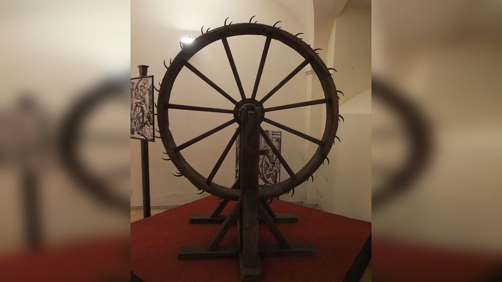 কতবার এক জনের শরীরে এই ভাবে চাকা ফেলা হবে, সেই সিদ্ধান্ত নিত আদালত। অপরাধের ধরন দেখে ঠিক করা হত, চাকায় ধারালো কিছু আটকে দেওয়া হবে কি না।