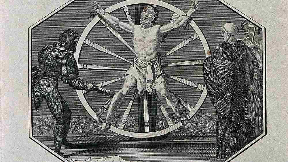 শাস্তি তবু শেষ হত না। অপরাধীকে ওই চাকাতেই বেঁধে ধারালো বা ভোঁতা কিছু দিয়ে আঘাত করা হত এর পর। আরও যন্ত্রণা দিতে অনেক সময় লোহার গরম শলাকাও ব্যবহার করা হত। তার পর একটি খুঁটিতে ঝুলিয়ে দেওয়া হত চাকাটি। সাধারণ মানুষ যাতে বুঝতে পারেন, অপরাধের পরিণাম কী হতে পারে। 