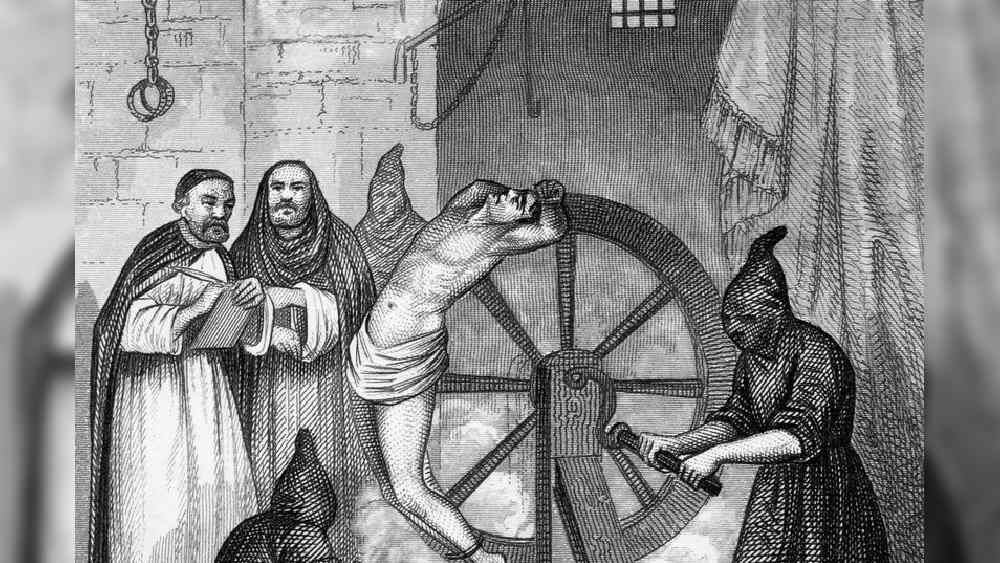 অপরাধীকে চাকায় বেঁধে চাকাটি গড়িয়ে দেওয়াও হত। কখনও পাহাড়ি রাস্তায়, কখনও কাঁটা বিছনো রাস্তায়। কোথাও আবার চাকায় বেঁধে চাকাটিকে ঝুলিয়ে দেওয়া হত জ্বলন্ত আগুনের উপর। ইউরোপের নানা দেশের বিভিন্ন শহরের প্রশাসন নিজেদের মতো করে বদলে নিয়েছিল চাকার শাস্তিকে। 